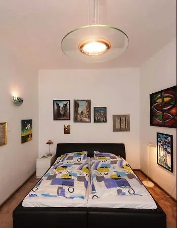 Art Gallery *